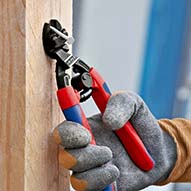 KNIPEX 71 22 200 T CoBolt® Kompakt-Bolzenschneider 200 mm schwarz atramentiert mit schlanken Mehrkomponenten-Hüllen, mit integrierter Befestigungsöse zum Anbringen einer Absturzsicherung Produktbild img3 L