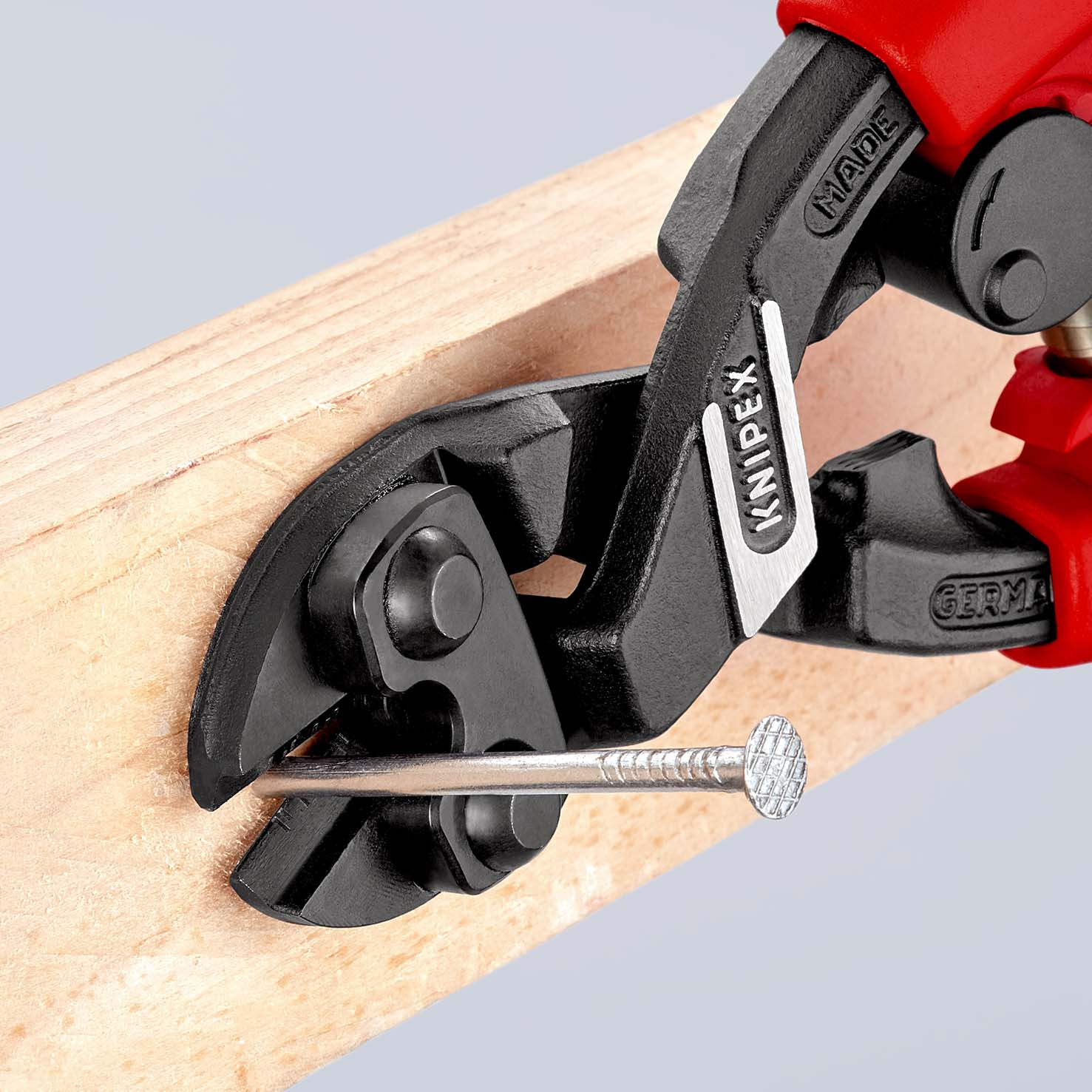 KNIPEX 71 22 200 T CoBolt® Kompakt-Bolzenschneider 200 mm schwarz atramentiert mit schlanken Mehrkomponenten-Hüllen, mit integrierter Befestigungsöse zum Anbringen einer Absturzsicherung Produktbild img6 L