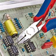 KNIPEX 77 02 120 H Elektronik-Seitenschneider mit eingesetzter Hartmetallschneide 120 mm mit Mehrkomponenten-Hüllen spiegelpoliert Produktbild img4 L