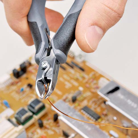 KNIPEX 77 12 115 ESD Elektronik-Seitenschneider ESD mit durchgestecktem Gelenk 115 mm mit Mehrkomponenten-Hüllen spiegelpoliert Produktbild img3 L