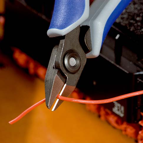 KNIPEX 79 32 125 Präzisions-Elektronik-Seitenschneider 125 mm brüniert mit Mehrkomponenten-Hüllen poliert Produktbild img3 L