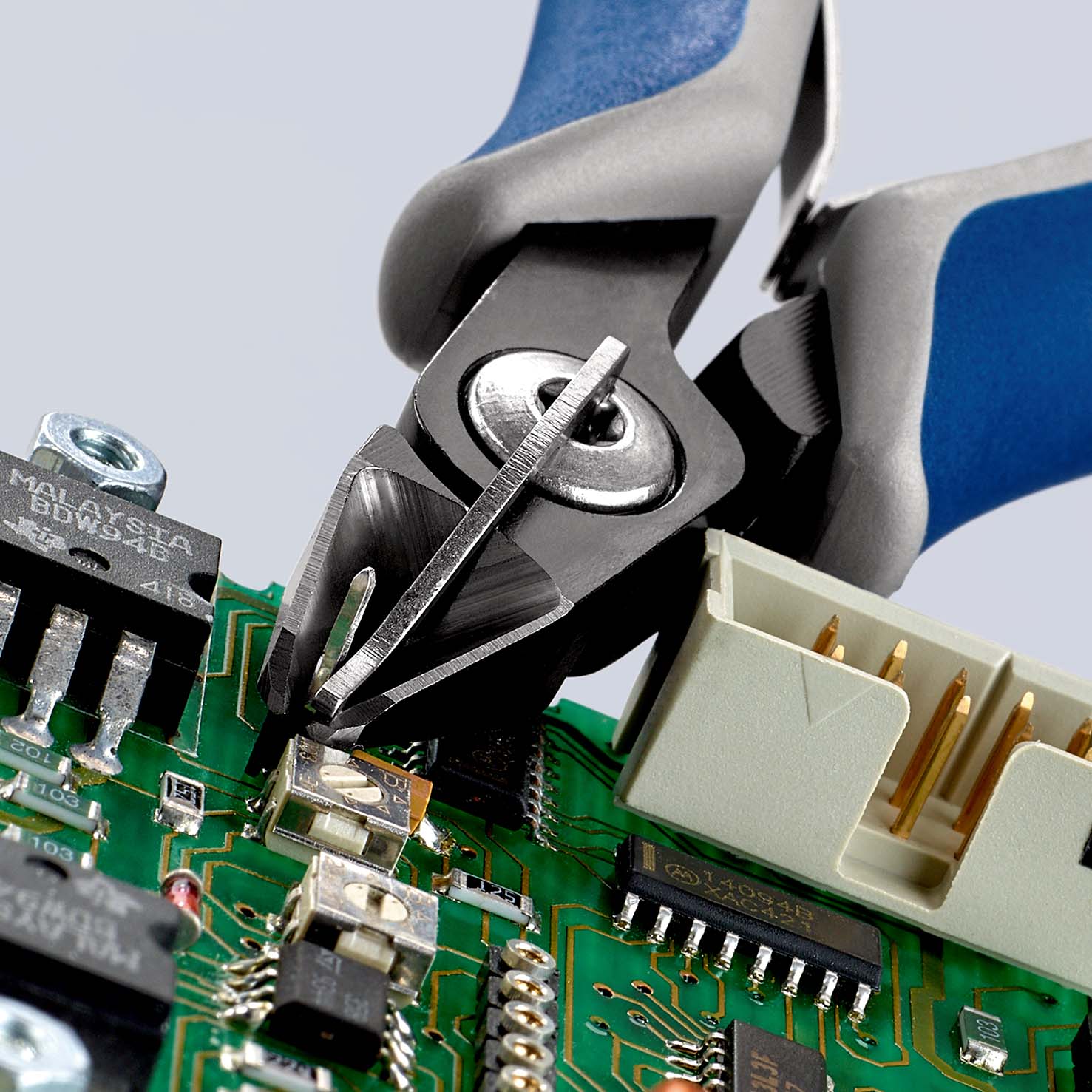 KNIPEX 79 52 125 Präzisions-Elektronik-Seitenschneider 125 mm brüniert mit Mehrkomponenten-Hüllen poliert Produktbild img6 L