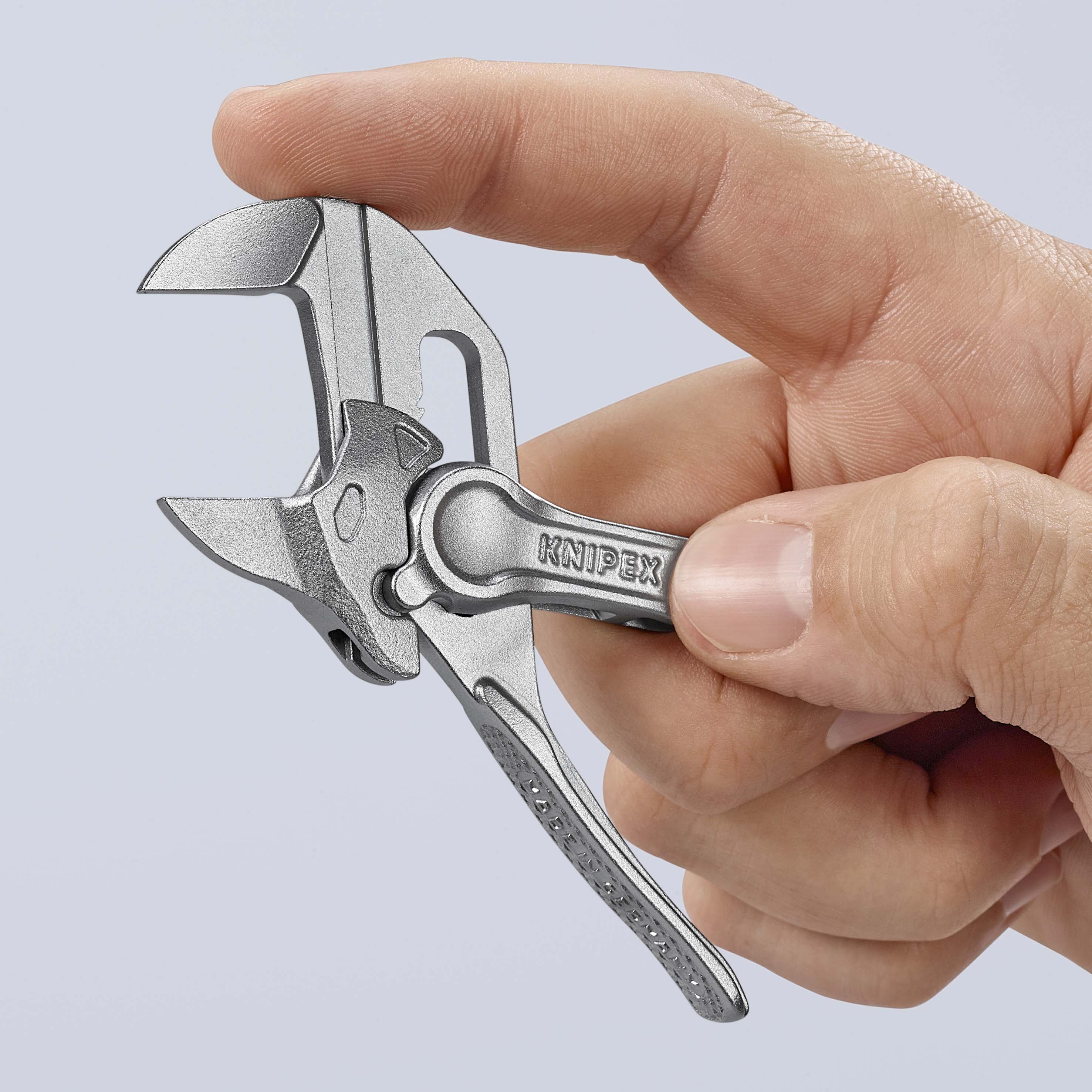 KNIPEX 86 04 100 BK Zangenschlüssel XS Zange und Schraubenschlüssel in einem Werkzeug 100 mm verchromt aufgeprägte, raue Oberfläche Produktbild img19 L