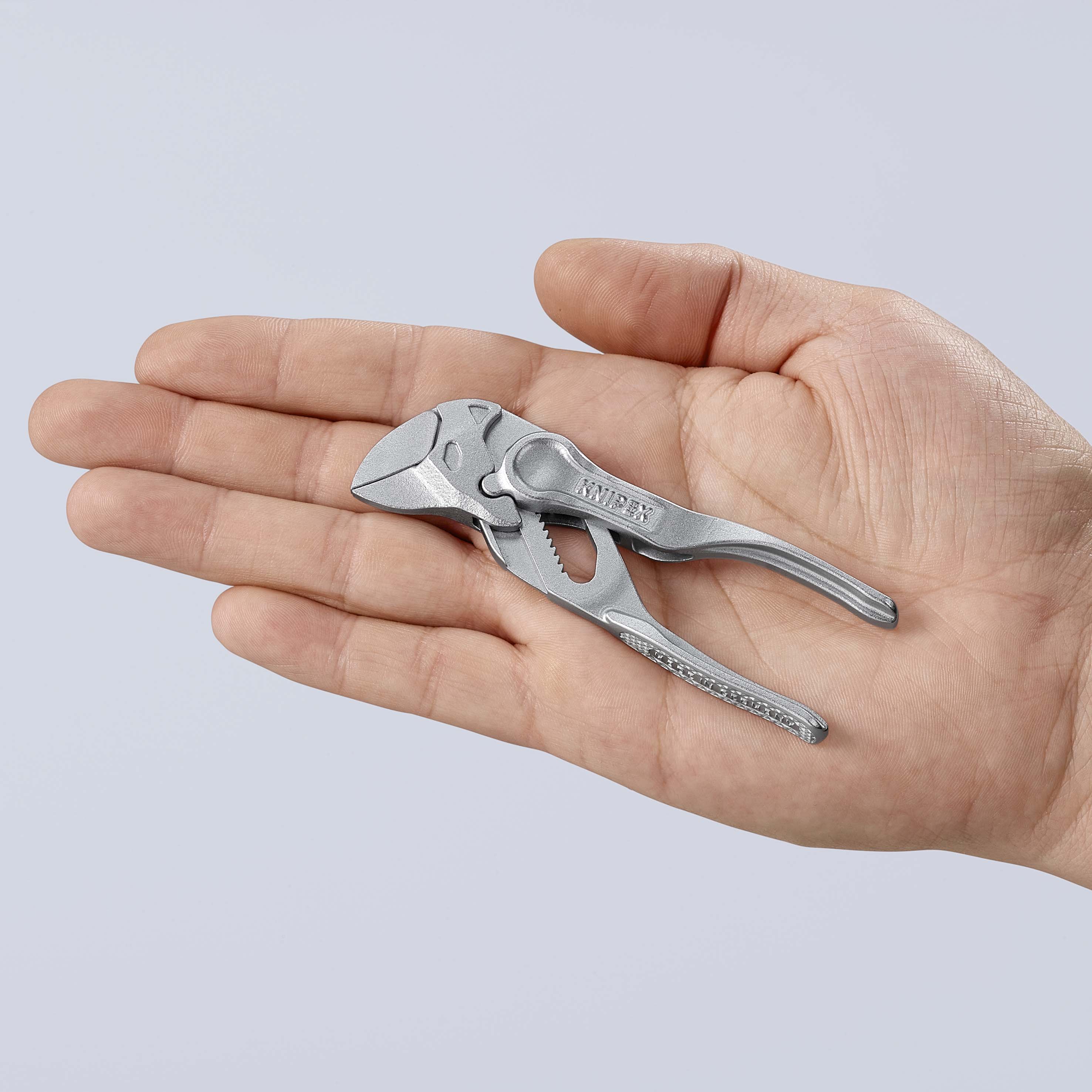 KNIPEX 86 04 100 BK Zangenschlüssel XS Zange und Schraubenschlüssel in einem Werkzeug 100 mm verchromt aufgeprägte, raue Oberfläche Produktbild img20 L