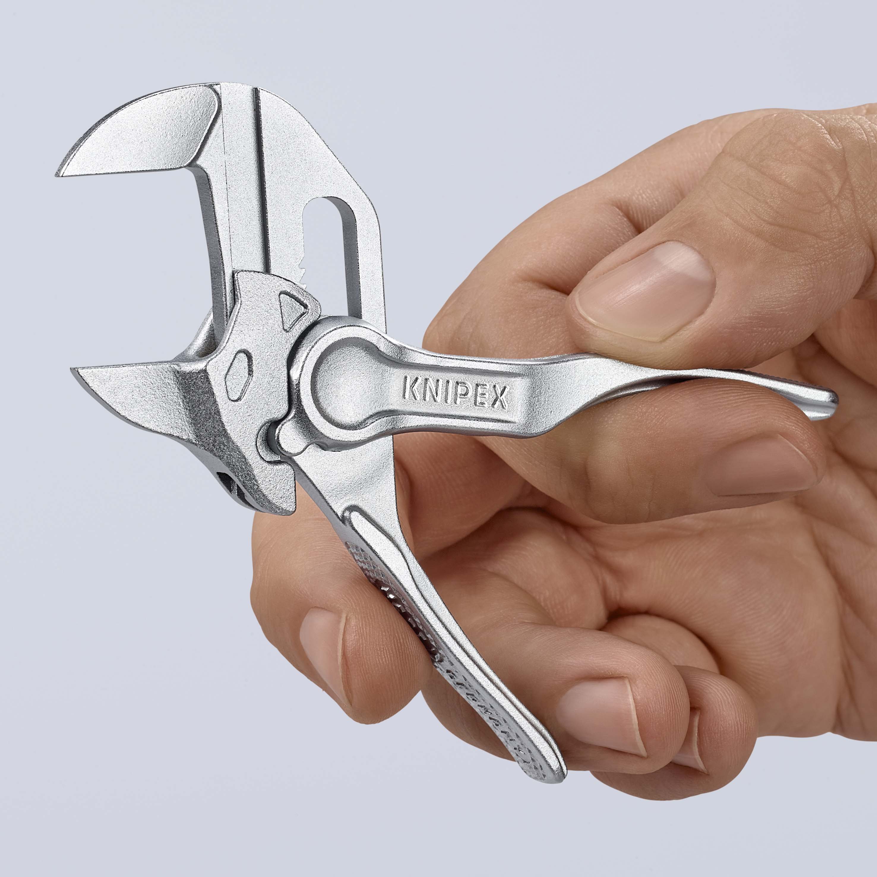 KNIPEX 86 04 100 BK Zangenschlüssel XS Zange und Schraubenschlüssel in einem Werkzeug 100 mm verchromt aufgeprägte, raue Oberfläche Produktbild img22 L