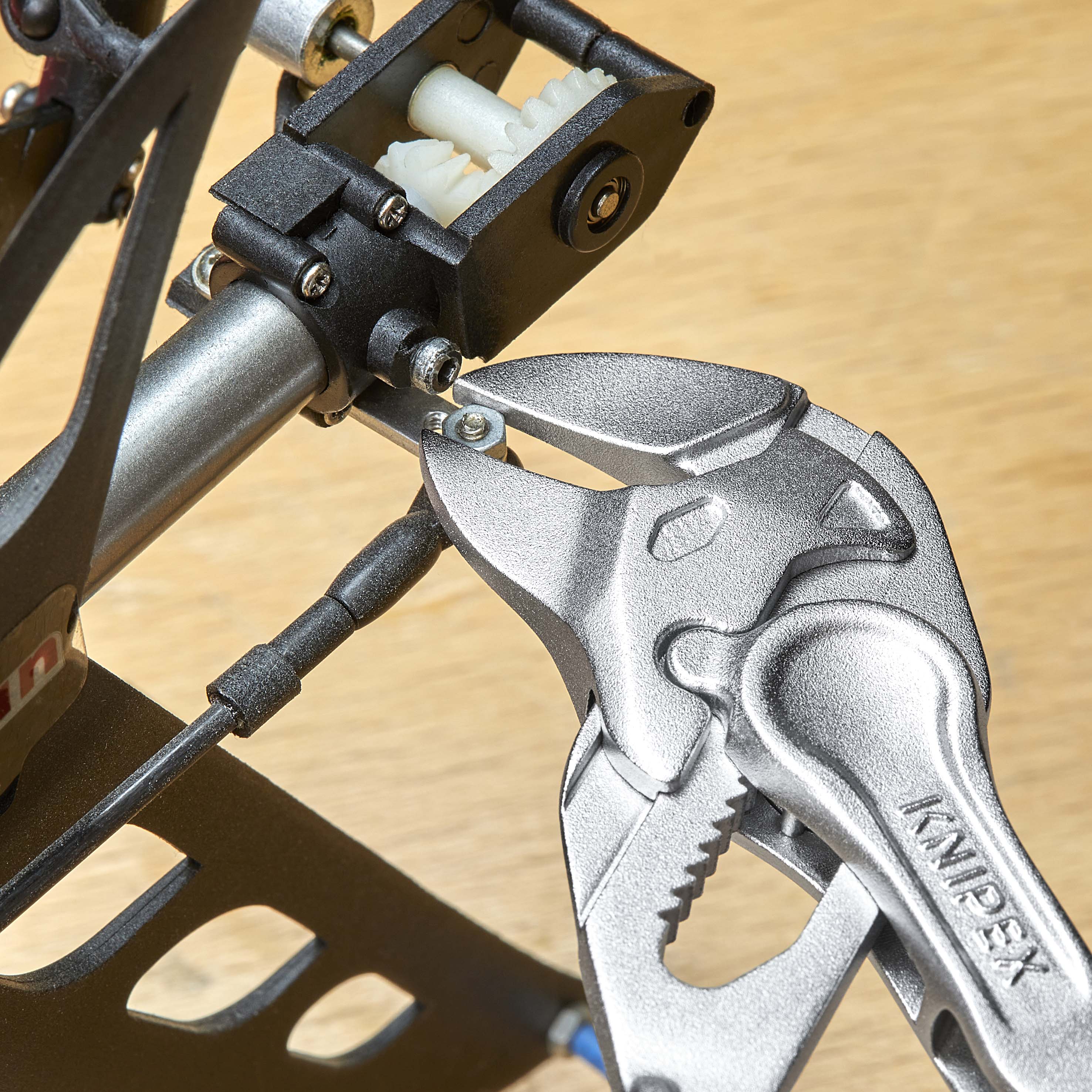 KNIPEX 86 04 100 BK Zangenschlüssel XS Zange und Schraubenschlüssel in einem Werkzeug 100 mm verchromt aufgeprägte, raue Oberfläche Produktbild img10 L
