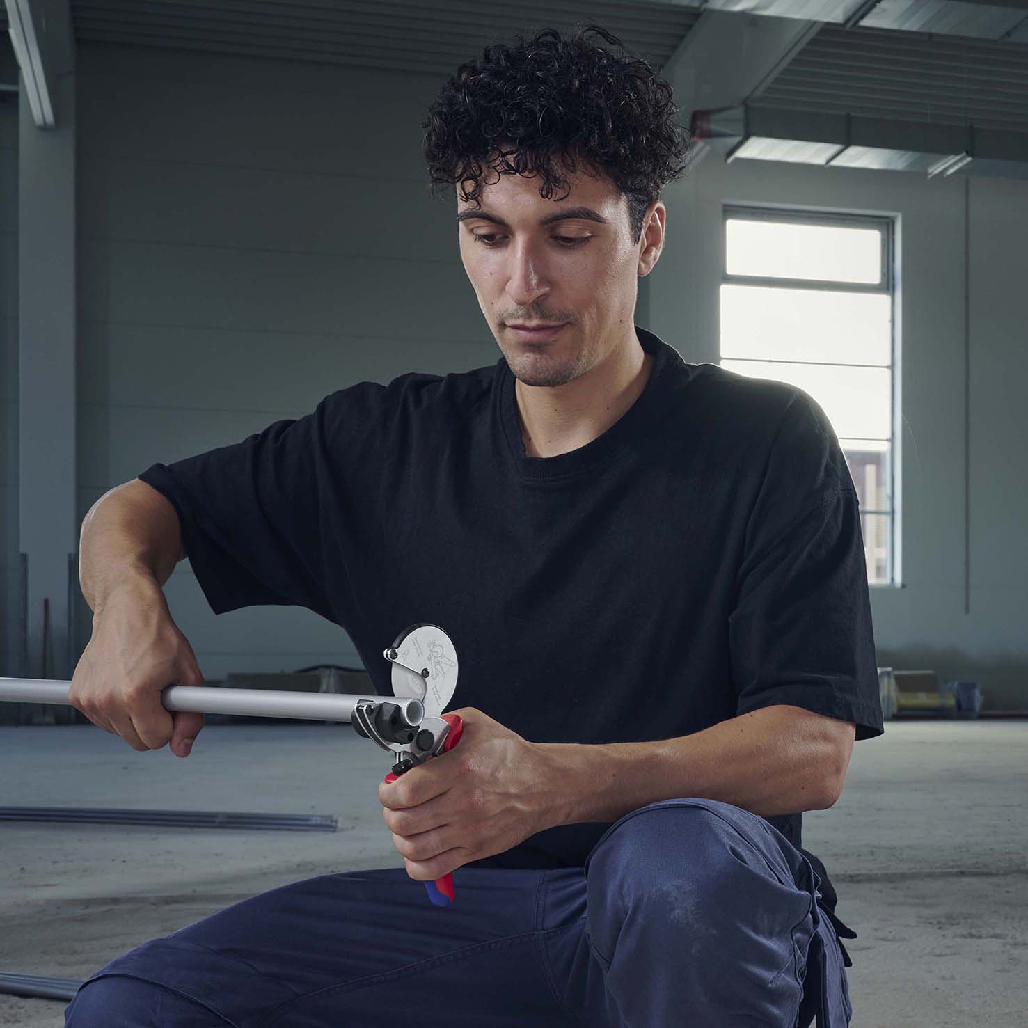 KNIPEX 90 25 20 Rohrschneider für Verbund- und Schutzrohre 210 mm verchromt mit Mehrkomponenten-Hüllen Produktbild img9 L