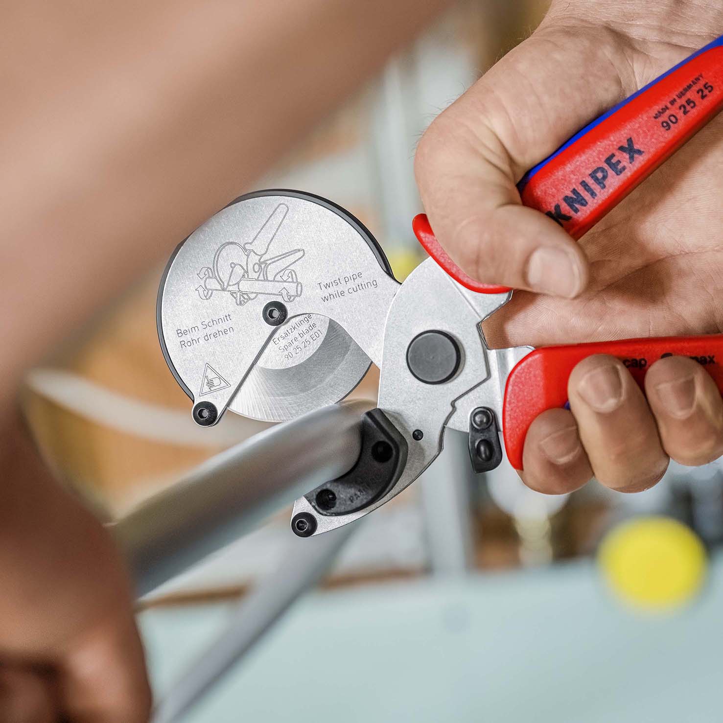 KNIPEX 90 25 20 Rohrschneider für Verbund- und Schutzrohre 210 mm verchromt mit Mehrkomponenten-Hüllen Produktbild img10 L