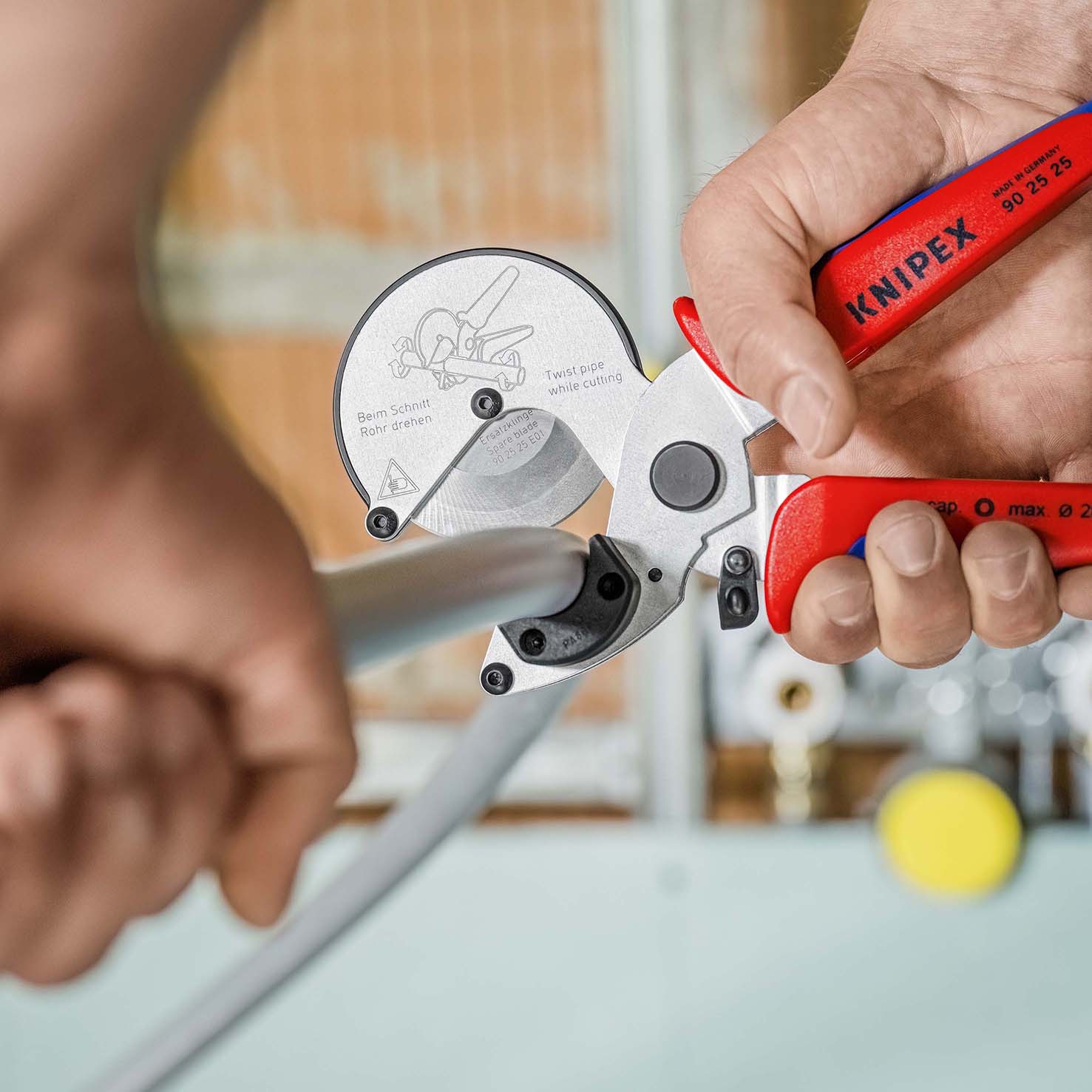 KNIPEX 90 25 20 Rohrschneider für Verbund- und Schutzrohre 210 mm verchromt mit Mehrkomponenten-Hüllen Produktbild img11 L