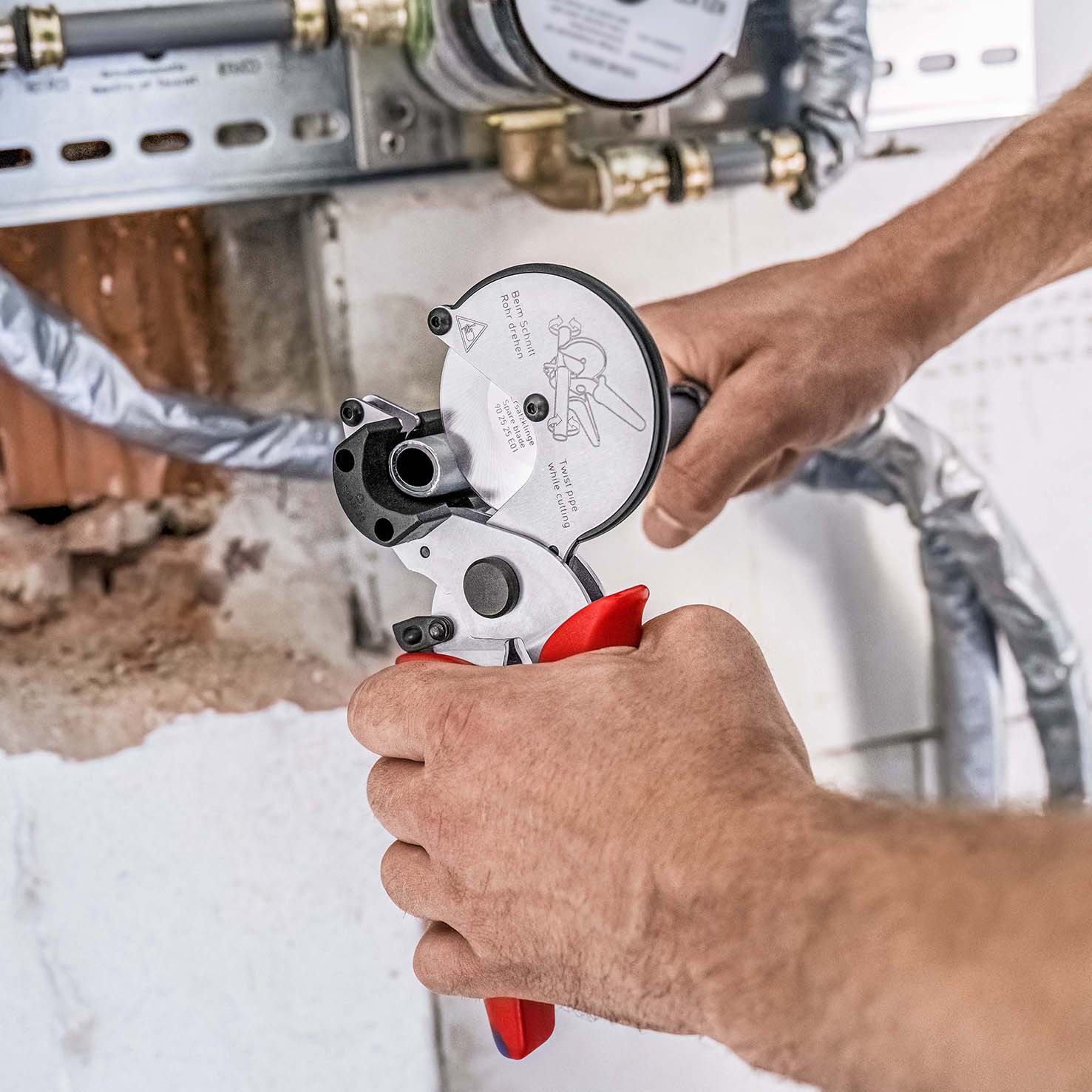 KNIPEX 90 25 20 Rohrschneider für Verbund- und Schutzrohre 210 mm verchromt mit Mehrkomponenten-Hüllen Produktbild img15 L