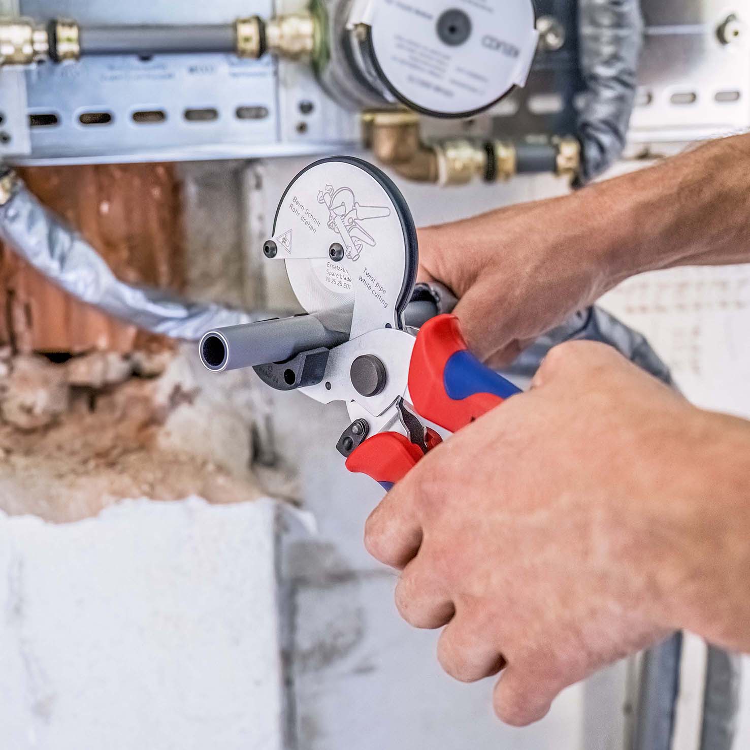 KNIPEX 90 25 20 Rohrschneider für Verbund- und Schutzrohre 210 mm verchromt mit Mehrkomponenten-Hüllen Produktbild img16 L
