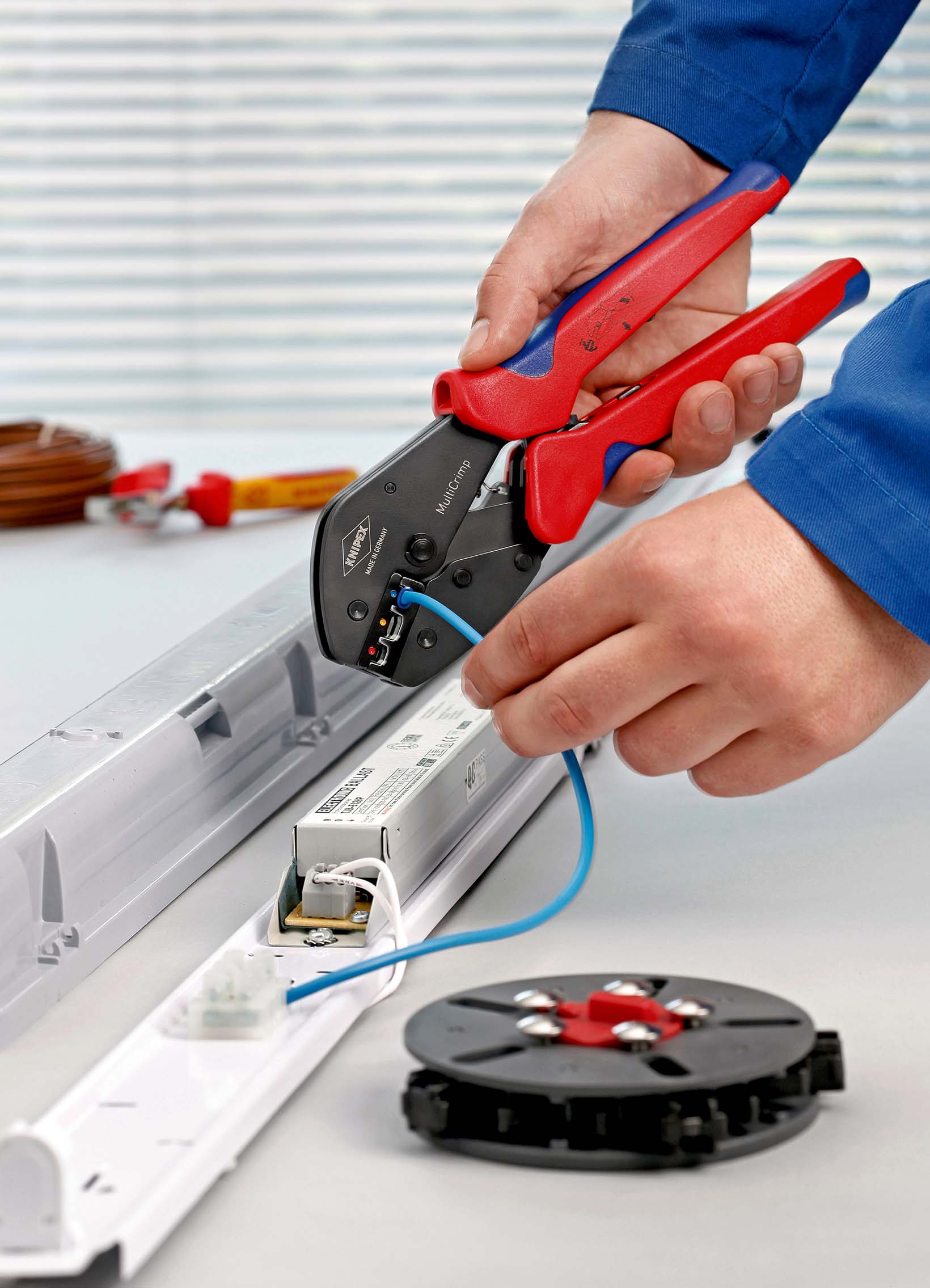 KNIPEX 97 33 01 MultiCrimp® Crimpzange mit Wechselmagazin 250 mm brüniert mit Mehrkomponenten-Hüllen Produktbild img2 L