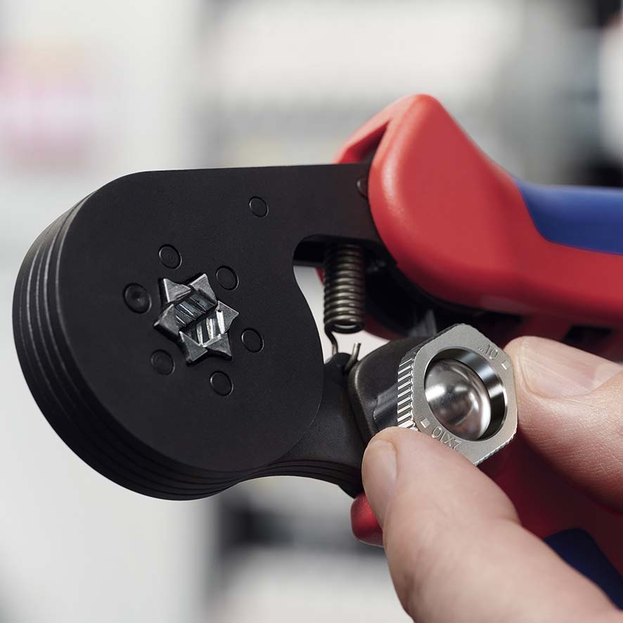 KNIPEX 97 53 14 SB Selbsteinstellende Crimpzange für Aderendhülsen mit Seiteneinführung 180 mm brüniert mit Mehrkomponenten-Hüllen Produktbild img5 L