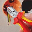 KNIPEX 70 06 160 T Seitenschneider 160 mm verchromt isoliert mit Mehrkomponenten-Hüllen, VDE-geprüft; mit integrierter isolierter Befestigungsöse zum Anbringen einer Absturzsicherung Produktbild img4 S
