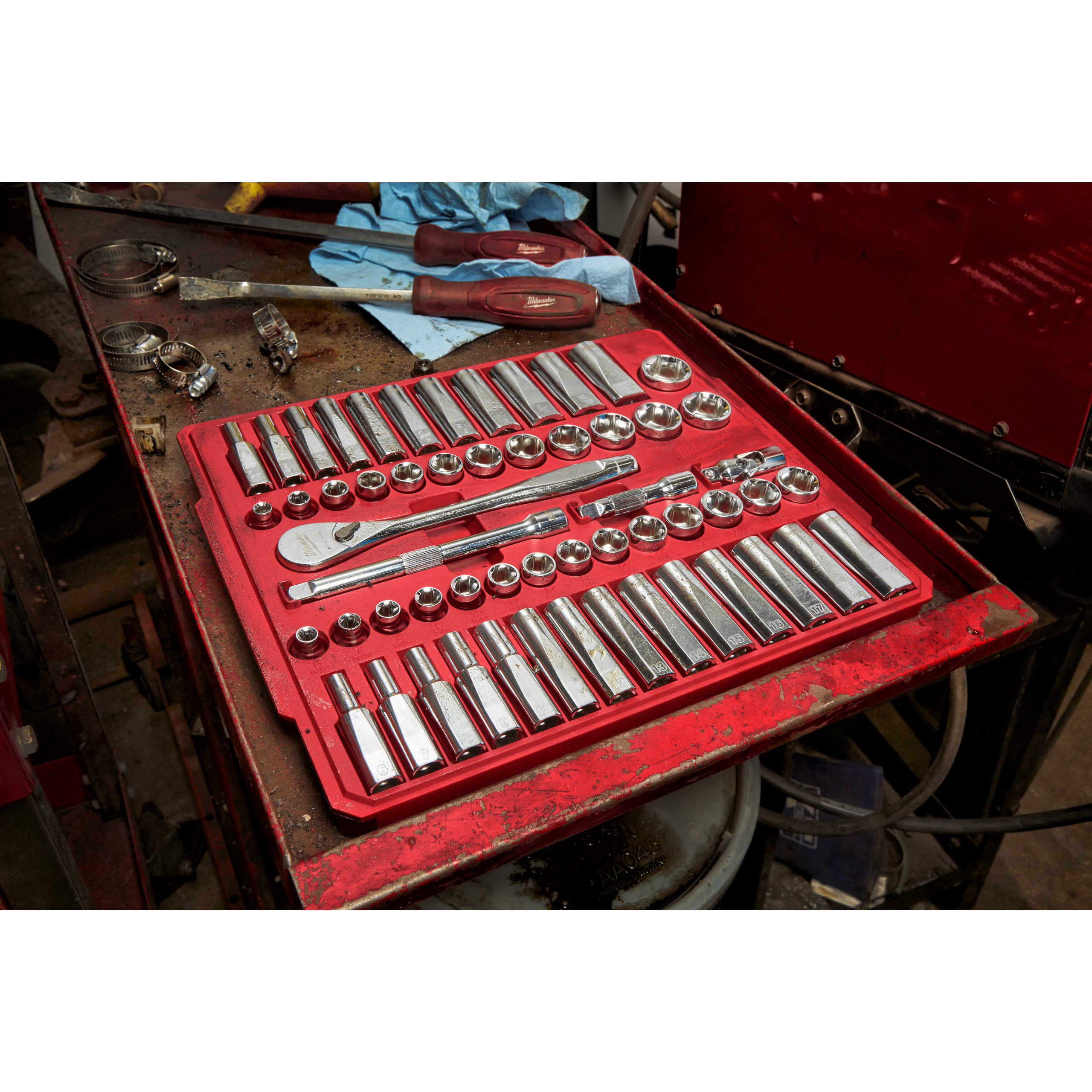 Ratschen- und Steckschlüsseleinsatz Set 3/8" imperial & metrisch, 56-teilig Milwaukee Produktbild img2 L