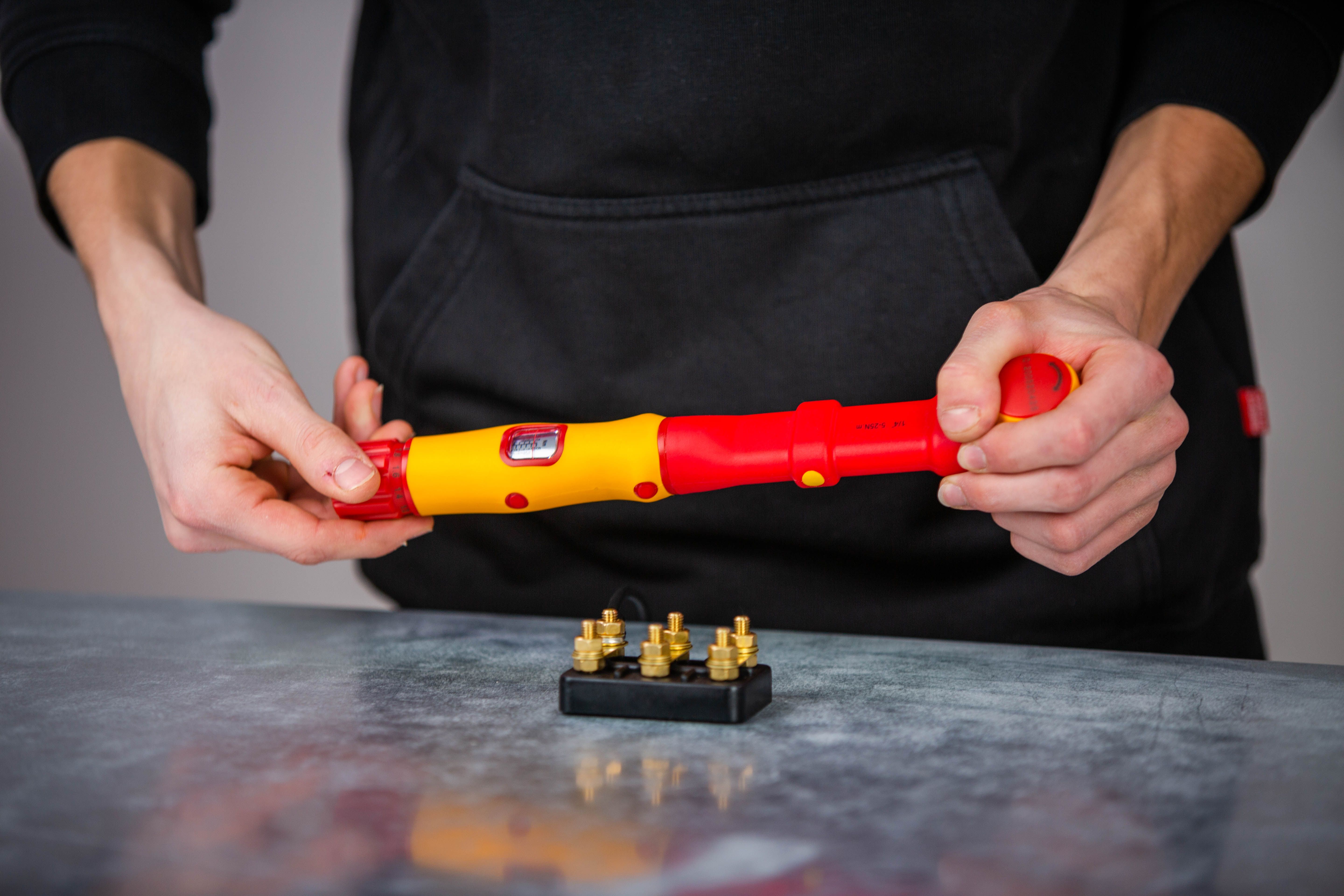 Wiha Drehmomentschlüssel electric 1/4" für Steckschlüssel, variabel einstellbare Drehmomentbegrenzung (43126) Produktbild img5 L