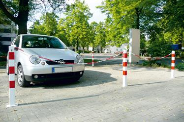 Absperrpfosten rot/weiß H1300xB70xT70mm umlegbar mit Dreikantverschluss zum Aufdübeln Schake Produktbild img2 L