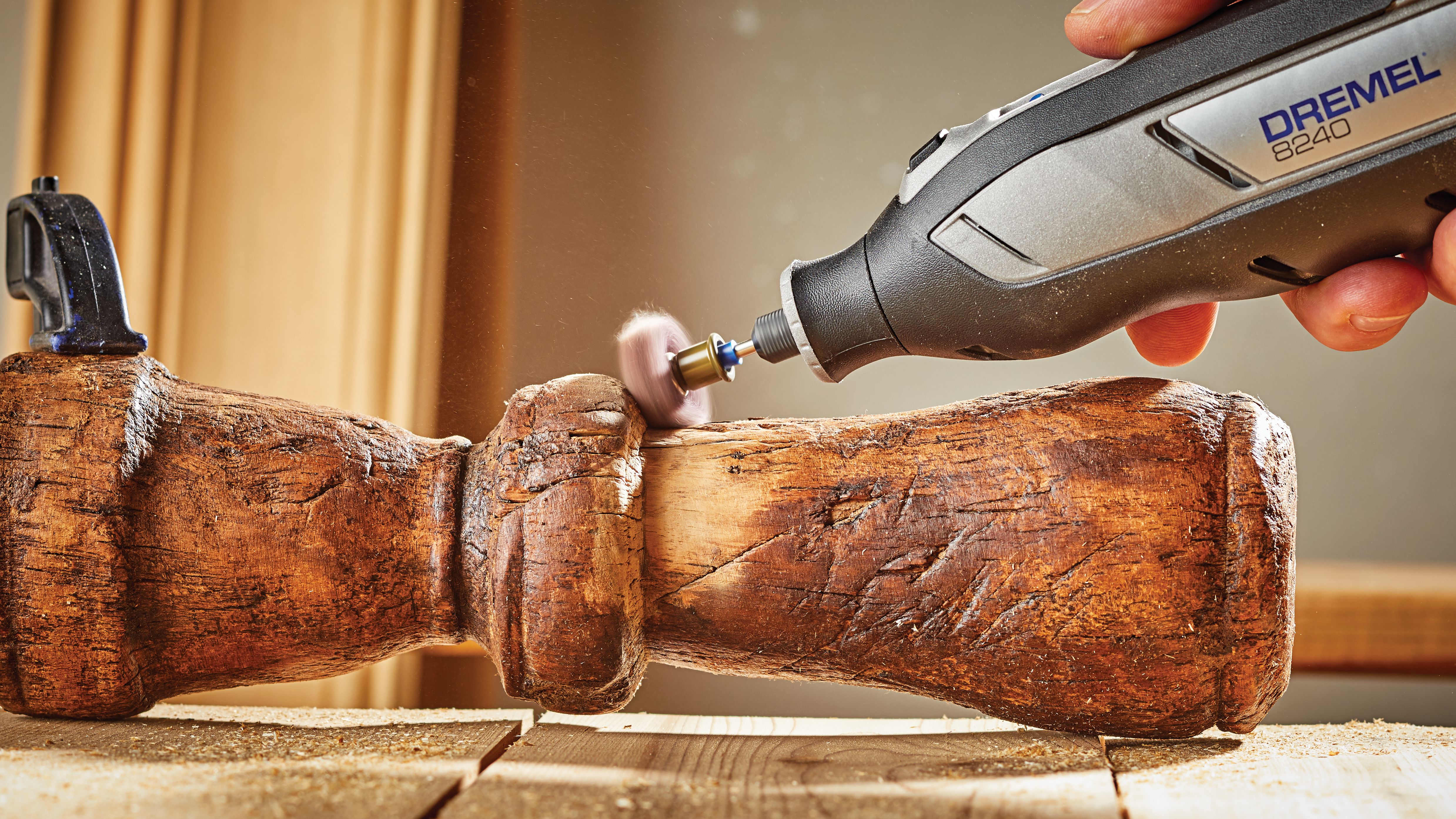 Dremel 8240, Kabelloses Multifunktionswerkzeug, 1 x 12-V-2Ah-Akku, 45 Zubehören Produktbild img9 L