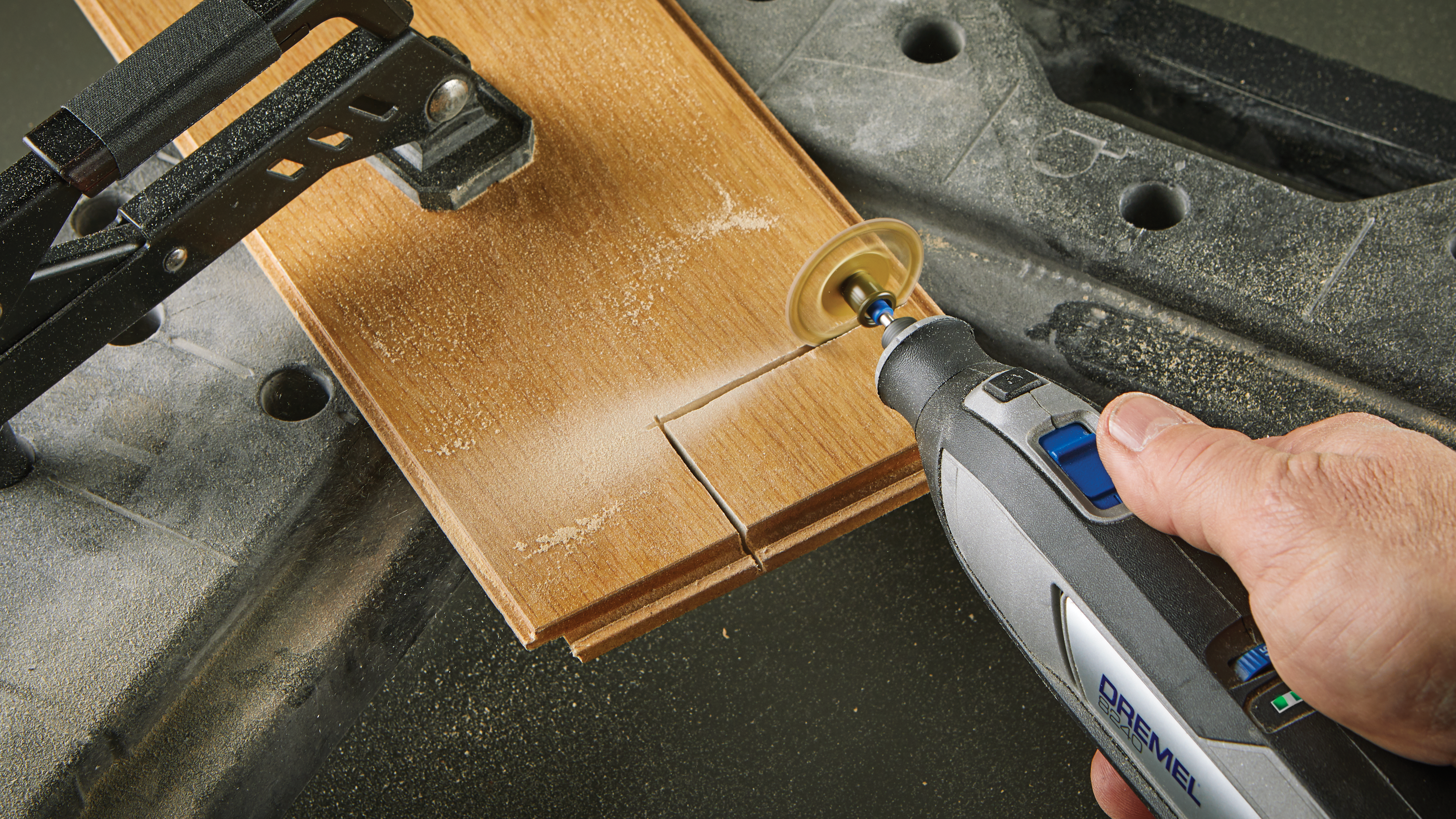 Dremel 8240, Kabelloses Multifunktionswerkzeug, 1 x 12-V-2Ah-Akku, 45 Zubehören Produktbild img6 L