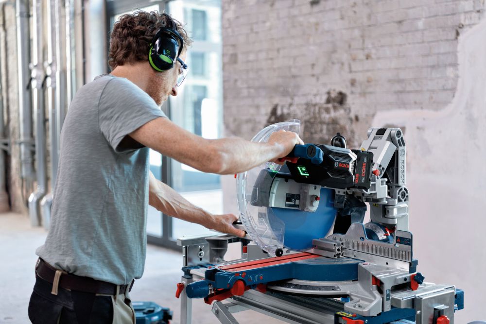 Bosch PRO Akku-Kapp- und Gehrungssäge GCM 18V-305 GDC Produktbild img5 L