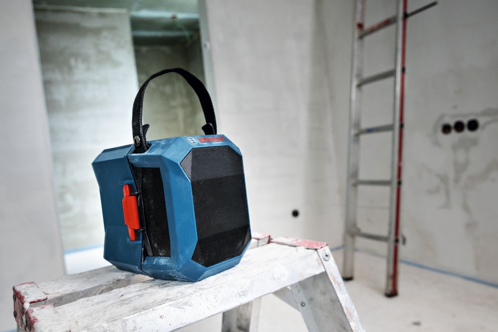 Bosch PRO Bluetooth®-Lautsprecher GPB 18V-1 C mit Batterieabdeckung Produktbild img4 L