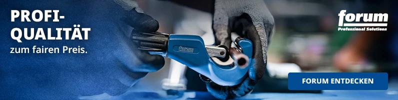 Rohrverbindung wird mit blauem Profi-Werkzeug bearbeitet, daneben Text ‚Profi-Qualität zum fairen Preis‘ und Button ‚Forum entdecken‘