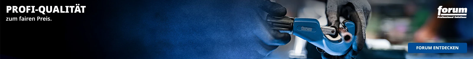 Banner mit der Aufschrift PROFI-QUALITÄT zum fairen Preis. Rechts das forum-Logo, im Vordergrund behandschuhte Hände, die einen blauen Rohrschneider benutzen. Unten ein blauer Button mit der Aufschrift FORUM ENTDECKEN.