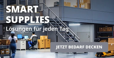 Oben links Text "Smart Supplies Lösungen für jeden Tag", rechts unten Button "Jetzt Bedarf checken". Im Hintergrund ein Fotos eines modernen Lager mit Schreibtisch-Arbeitsplatz.