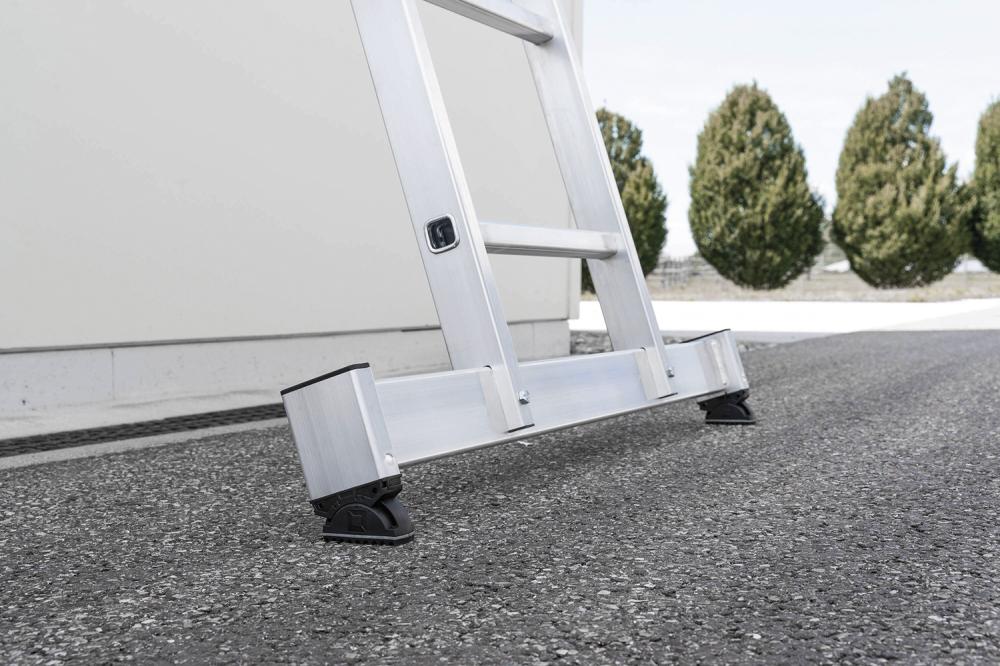 Sprossen-Anlegeleiter, rutschfester Leiterschuh und nivello®-Traverse Produktbild img1 L